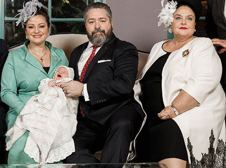 Tarihe geçen bir törenle evlenmişlerdi... Dört yıllık yuva iki çocukla şenlendi: Kızımla babaannesi iki su damlası gibi