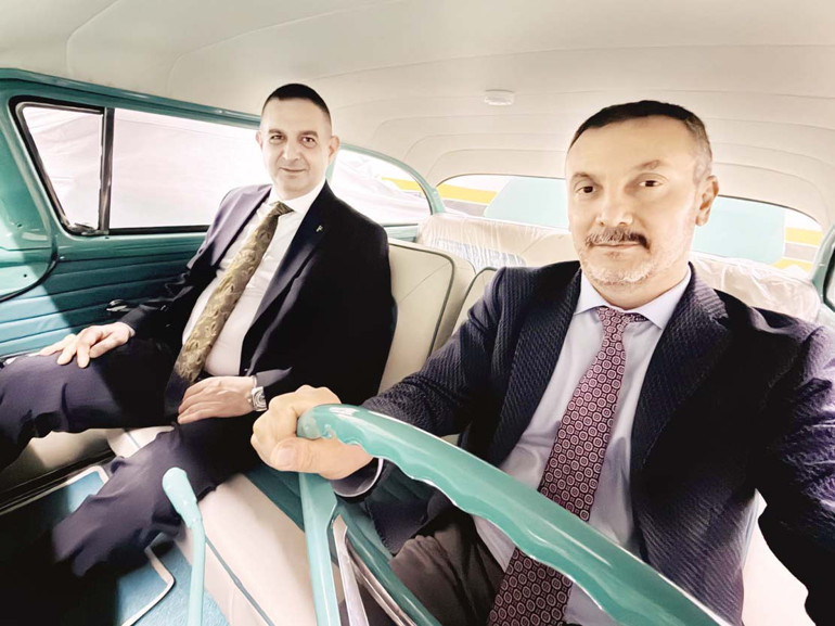 Bahçeli’den antika otomobil hediyesi