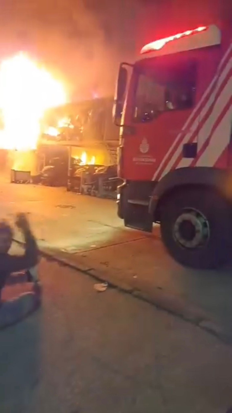 Başakşehirde oto sanayi sitesinde yangın: 1 ölü, 1 yaralı