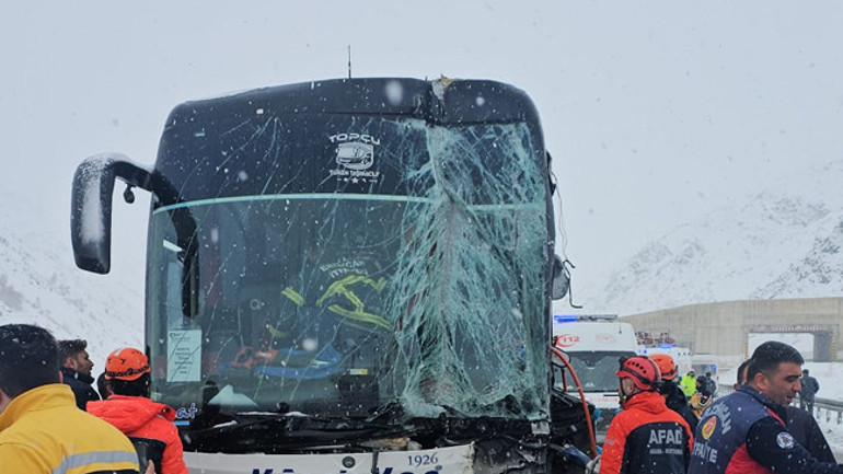 Erzincanda otobüs tıra çarptı: 3 kişi yaralandı