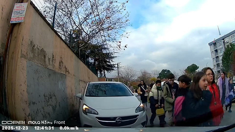 Okuldan çıkan öğrencilerin üzerine otomobilini sürdü