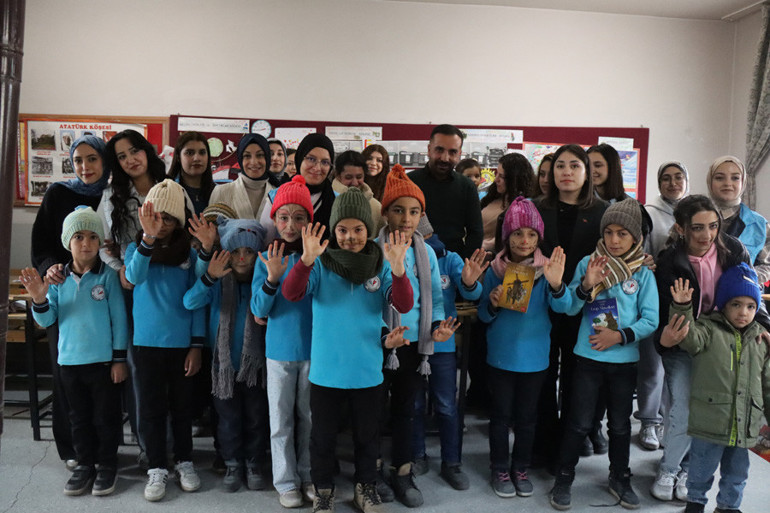 Üniversiteliler örüyor köydeki çocuklar ısınıyor