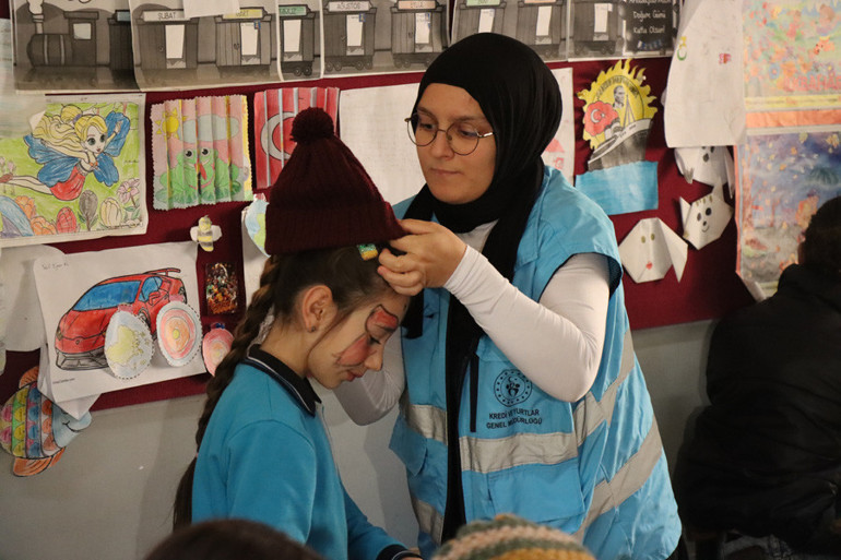 Üniversiteliler örüyor köydeki çocuklar ısınıyor