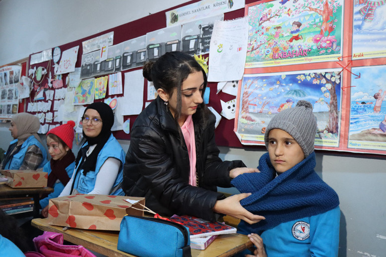 Üniversiteliler örüyor köydeki çocuklar ısınıyor