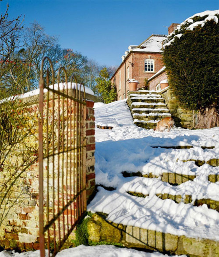 Eski karısından kurtardığı muhteşem evinde yeni karısıyla mutlu, mesut yaşıyor Bir görseniz buranın havası mis gibi