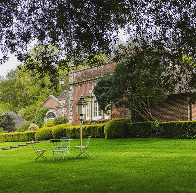 Eski karısından kurtardığı muhteşem evinde yeni karısıyla mutlu, mesut yaşıyor Bir görseniz buranın havası mis gibi