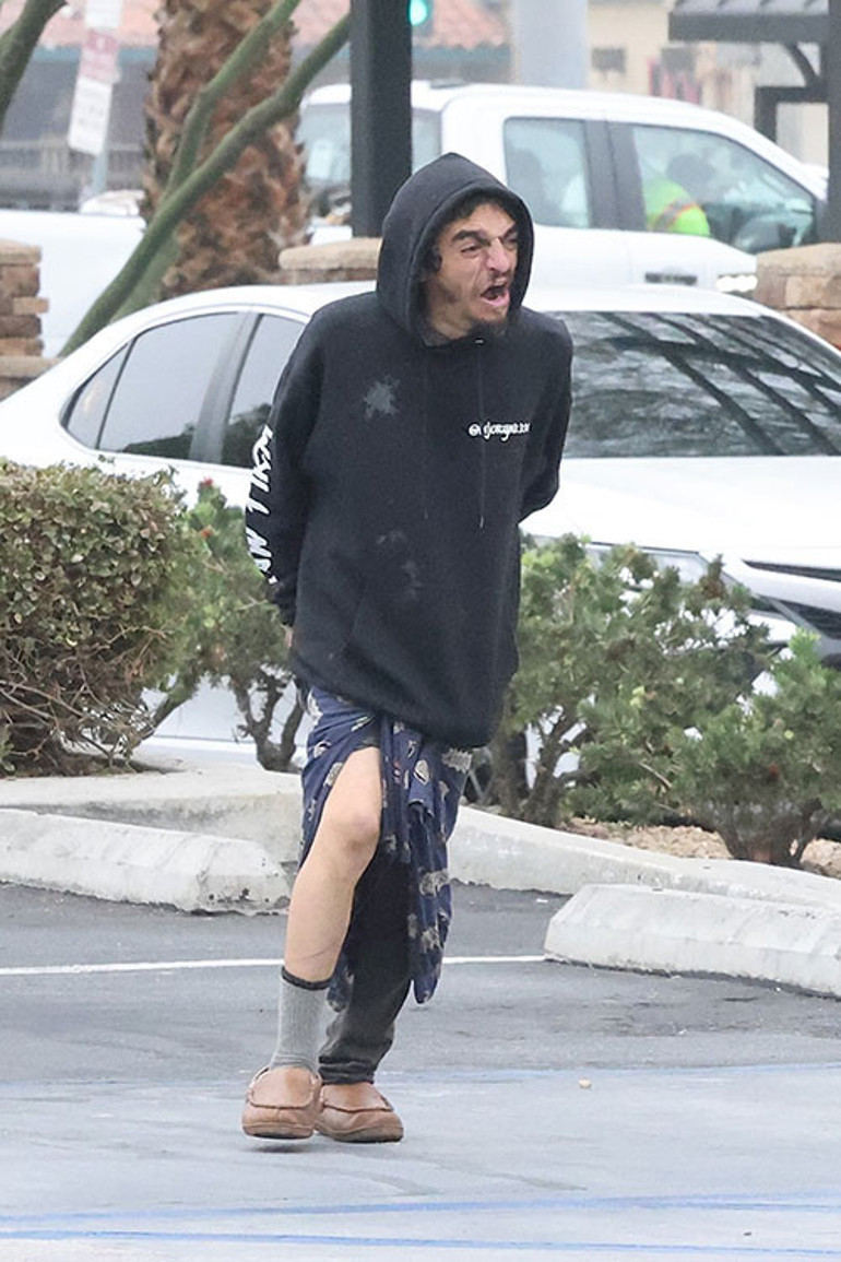 Bir zamanlar geleceği parlak bir oyuncuydu... Şöhret uçurumundan sessiz sedasız kayıp gitti... Şimdi sokaklar tüm hayatı oldu