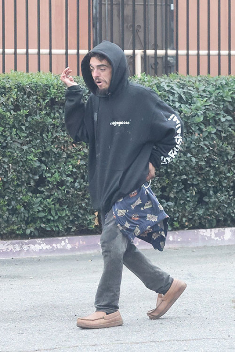 Bir zamanlar geleceği parlak bir oyuncuydu... Şöhret uçurumundan sessiz sedasız kayıp gitti... Şimdi sokaklar tüm hayatı oldu