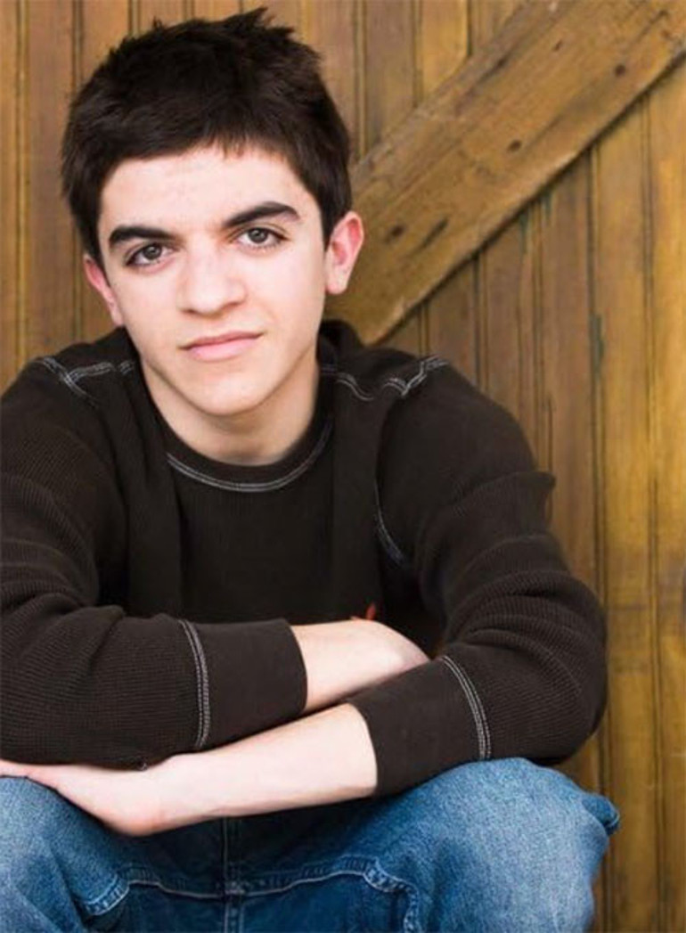 Bir zamanlar geleceği parlak bir oyuncuydu... Şöhret uçurumundan sessiz sedasız kayıp gitti... Şimdi sokaklar tüm hayatı oldu