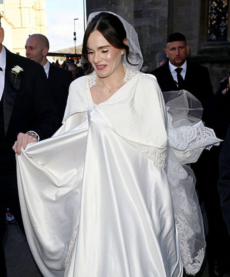 Ünlü şef kızını evlendirdi... Gülsün mü ağlasın mı bilemedi... Karlar prensesi gibi gelin oldu