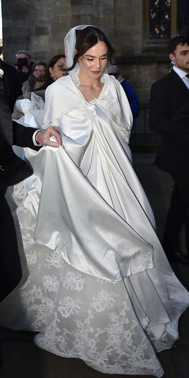 Ünlü şef kızını evlendirdi... Gülsün mü ağlasın mı bilemedi... Karlar prensesi gibi gelin oldu