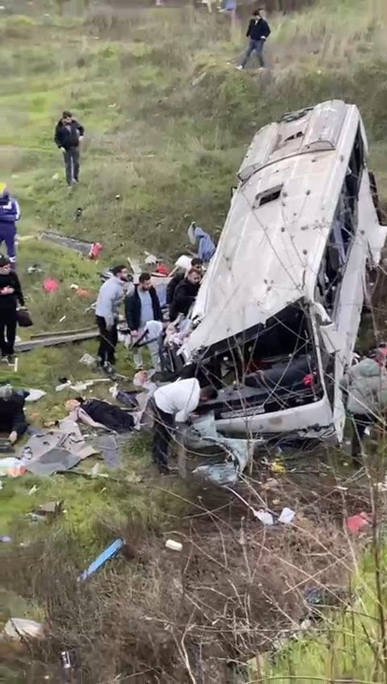Son dakika... Esenyurtta feci kaza Otobüs şarampole yuvarlandı: Ölü ve yaralılar var