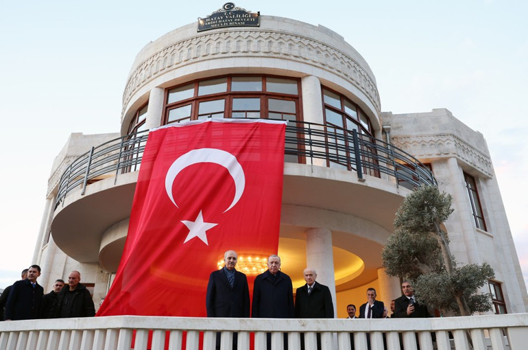 Cumhurbaşkanı Erdoğan tarihi caddeyi yeniden ışıklandırdı