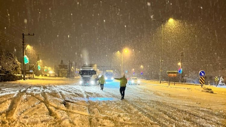 İçişleri Bakanlığından yeni uyarı... Bolu Dağı’nda ağır araçlara geçiş yasağı, bazı yollar ise kapanma noktasına geldi