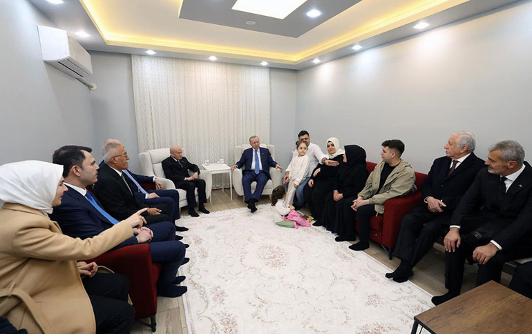 Cumhurbaşkanı Erdoğan tarihi caddeyi yeniden ışıklandırdı