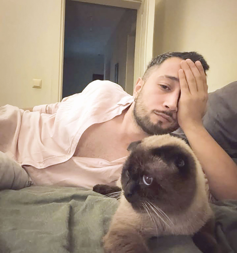 ‘Şiiri kaybettiklerimle mücadele etmek için değil, onlarla aynı odada oturabilmek için yazıyorum’