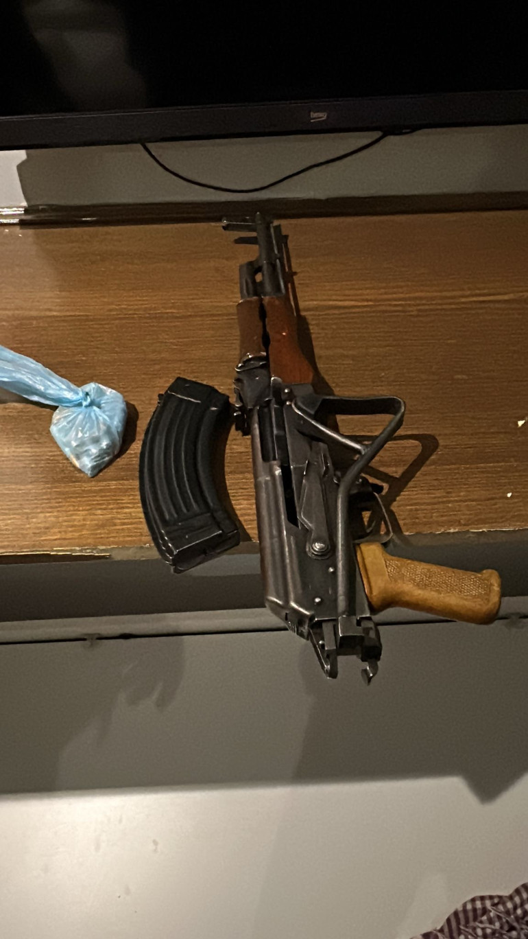 Beşiktaş’ta otel odasına baskın; yatağın altından kalaşnikof çıktı