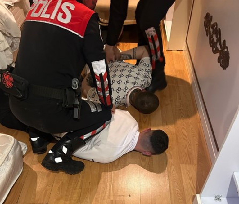 Beşiktaş’ta otel odasına baskın; yatağın altından kalaşnikof çıktı