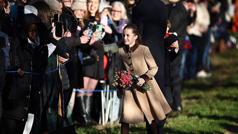  Herkes onunla fotoğraf çektirmek için birbiriyle yarıştı