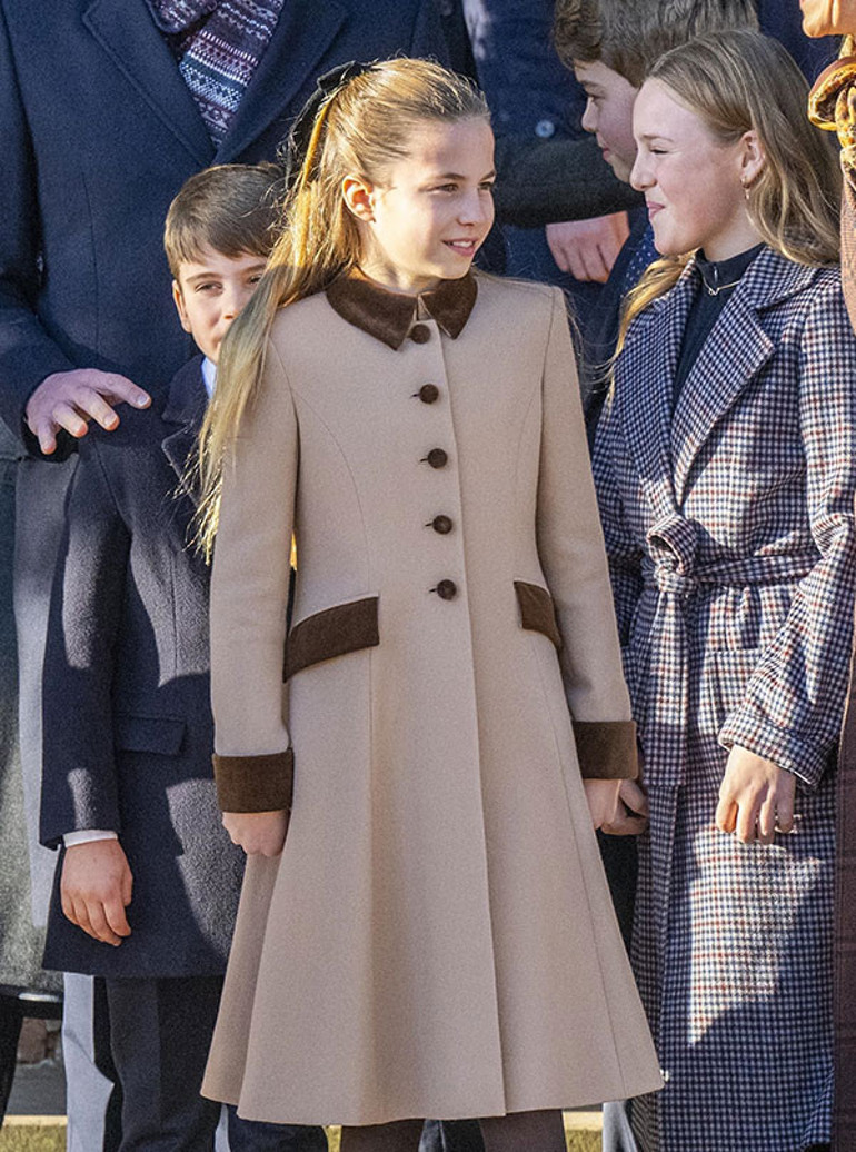  Herkes onunla fotoğraf çektirmek için birbiriyle yarıştı