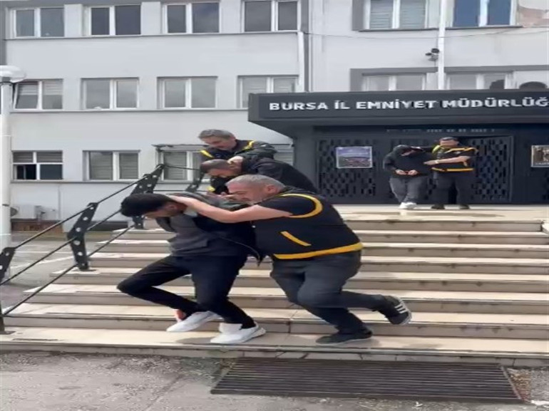  Kız kardeşimizi video ile tehdit edip zorla ilişkiye girdi