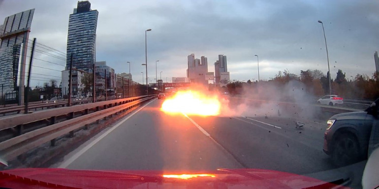 Şişlide makas atan otomobil alev topuna döndü, motoru yola fırladı Dehşet dolu anlar kamerada
