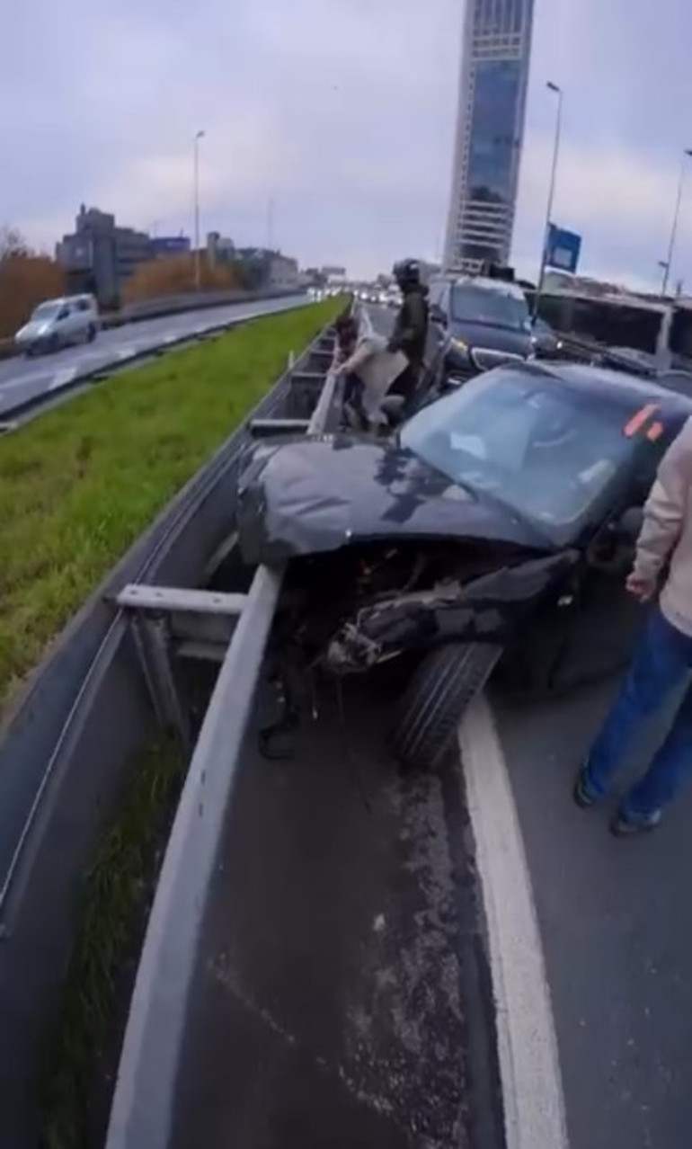 Şişlide makas atan otomobil alev topuna döndü, motoru yola fırladı Dehşet dolu anlar kamerada
