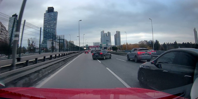 Şişlide makas atan otomobil alev topuna döndü, motoru yola fırladı Dehşet dolu anlar kamerada