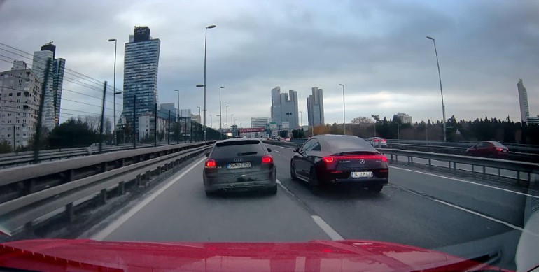 Şişlide makas atan otomobil alev topuna döndü, motoru yola fırladı Dehşet dolu anlar kamerada