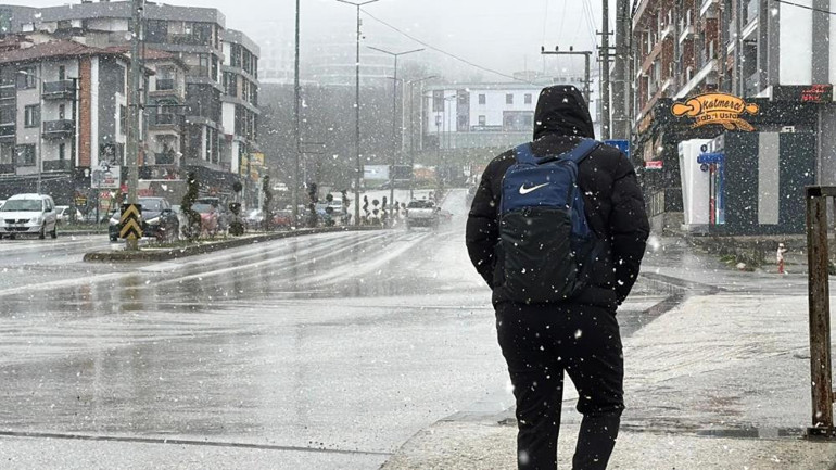 Kar bastırdı, okullar tatil edildi Meteoroloji uyarmıştı: Yoğun kar yağışının ardından eğitime ara verildi