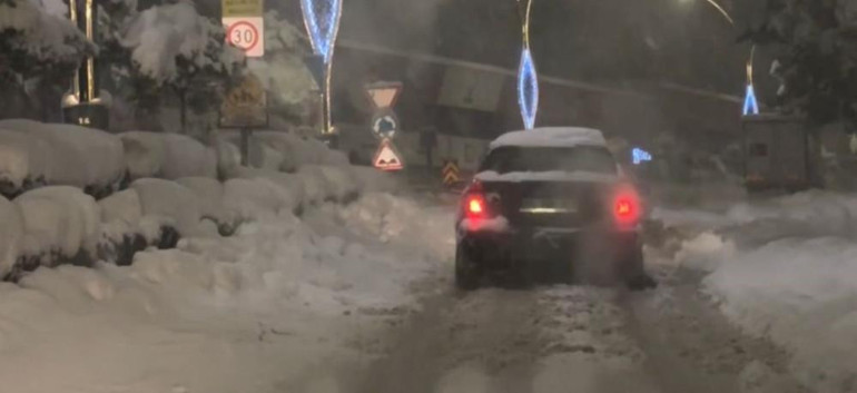 Kar bastırdı, okullar tatil edildi Meteoroloji uyarmıştı: Yoğun kar yağışının ardından eğitime ara verildi