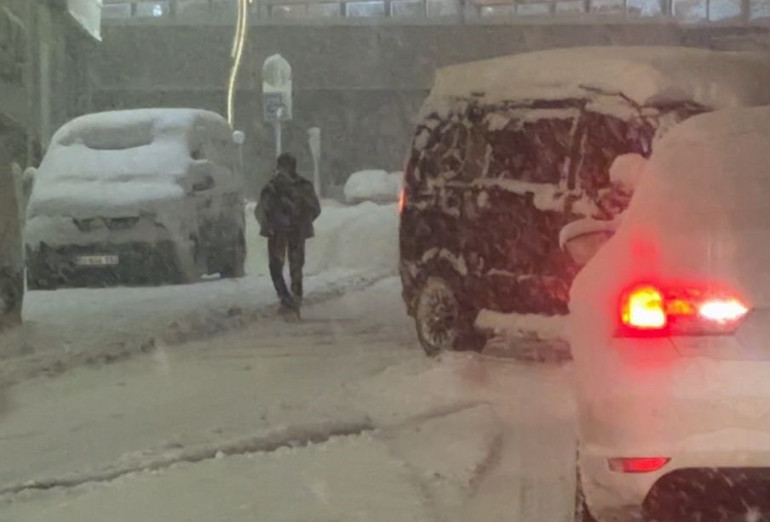 Kar bastırdı, okullar tatil edildi Meteoroloji uyarmıştı: Yoğun kar yağışının ardından eğitime ara verildi