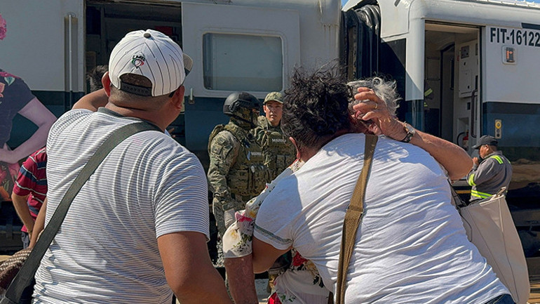 Meksikada yolcu treni raydan çıktı: Çok sayıda ölü ve yaralı var