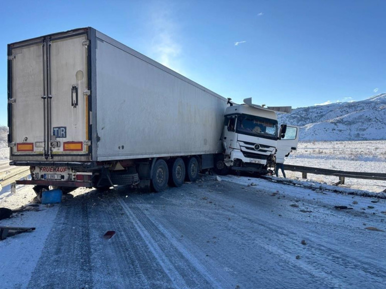 Erzincan- Erzurum karayolunda kaza 12 kilometrelik araç kuyruğu oluştu
