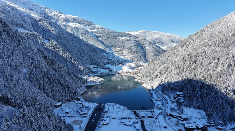 Uzungöl beyaza büründü: Kar altında kartpostallık manzaralar