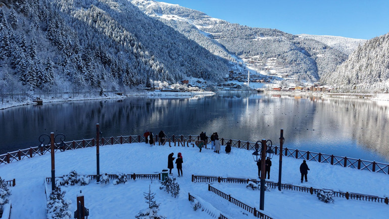 Uzungöl beyaza büründü: Kar altında kartpostallık manzaralar