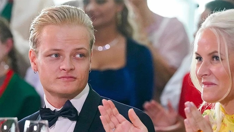 Gurbette okuyan bu genç kızı yanından geçen kimseler tanımıyor… Oysa bir gün ülkesinin kraliçesi olup tarihi baştan yazacak