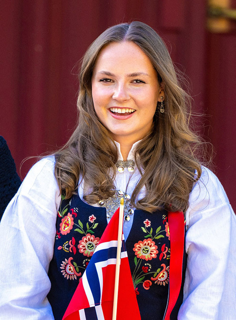 Gurbette okuyan bu genç kızı yanından geçen kimseler tanımıyor… Oysa bir gün ülkesinin kraliçesi olup tarihi baştan yazacak