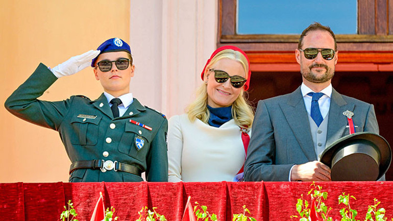 Gurbette okuyan bu genç kızı yanından geçen kimseler tanımıyor… Oysa bir gün ülkesinin kraliçesi olup tarihi baştan yazacak