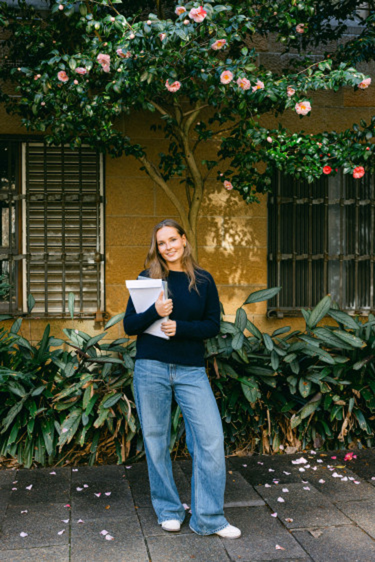 Gurbette okuyan bu genç kızı yanından geçen kimseler tanımıyor… Oysa bir gün ülkesinin kraliçesi olup tarihi baştan yazacak