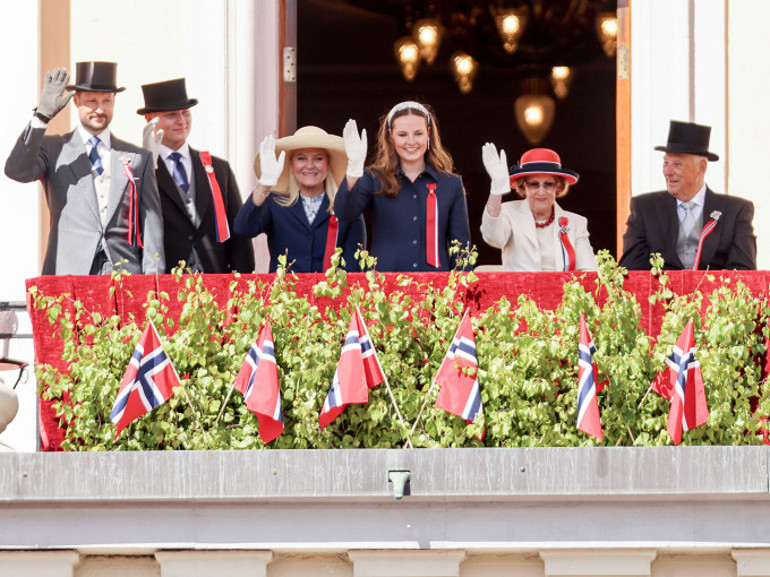 Gurbette okuyan bu genç kızı yanından geçen kimseler tanımıyor… Oysa bir gün ülkesinin kraliçesi olup tarihi baştan yazacak