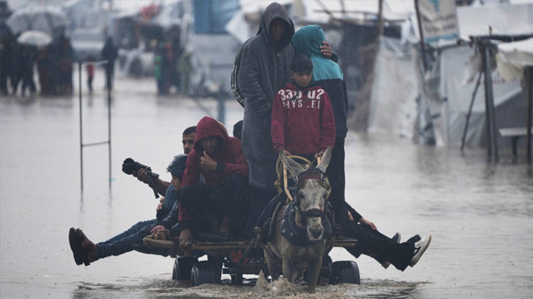 Gazzede 25 kişi soğuk hava nedeniyle yaşamını yitirdi