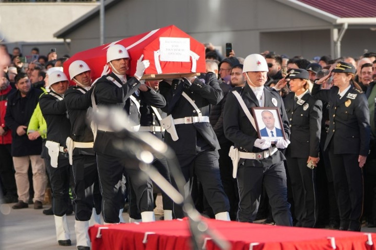 Yalova Emniyetinde şehit polisler için tören | Acılı eşin isteği yerine getirildi... Anne babası yoktu, mahşeri kalabalıkla uğurlandı