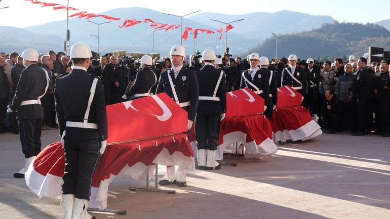 Yalova Emniyetinde şehit polisler için tören | Acılı eşin isteği yerine getirildi... Anne babası yoktu, mahşeri kalabalıkla uğurlandı