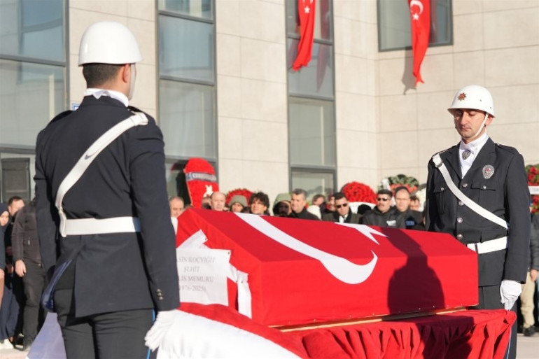 Yalova Emniyetinde şehit polisler için tören | Acılı eşin isteği yerine getirildi... Anne babası yoktu, mahşeri kalabalıkla uğurlandı