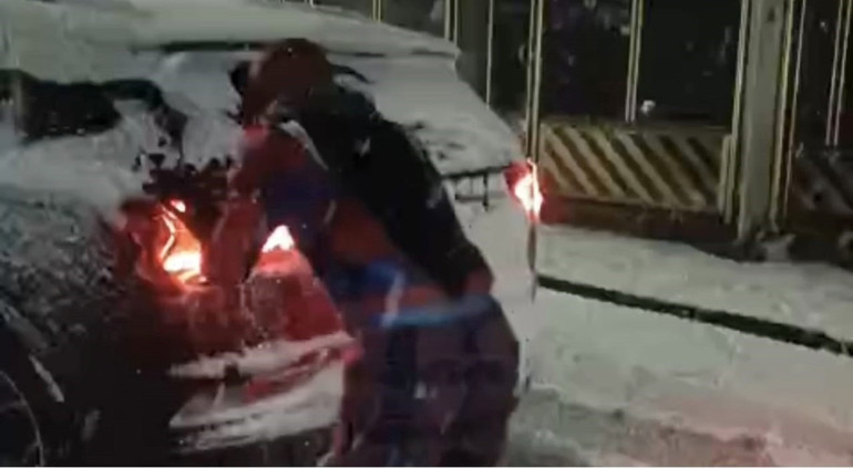  Karlı yolda sürücülere Örümcek Adam sürprizi