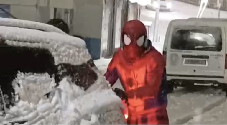  Karlı yolda sürücülere Örümcek Adam sürprizi