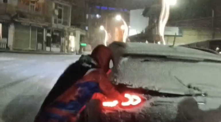  Karlı yolda sürücülere Örümcek Adam sürprizi