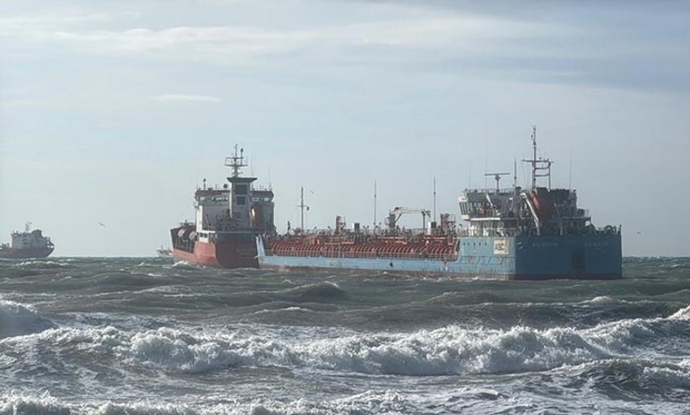 Son dakika...Küçükçekmece açıklarında iki tanker birbirine temas etti Tankerlerden biri kurtarıldı