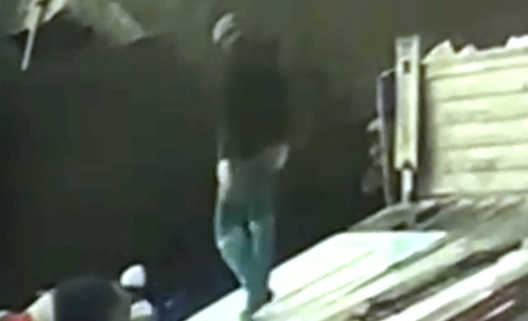  İşçinin üzerine yıldırım düştü Dehşete düşüren olay kamerada